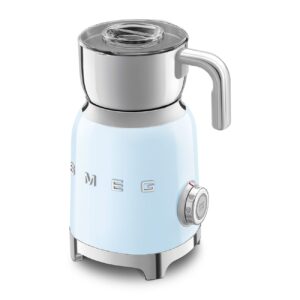 smeg-milk-frother-mff11pbeu-induccion-pastel-blue-06-l-500-w-aesthetic-50s-style-2